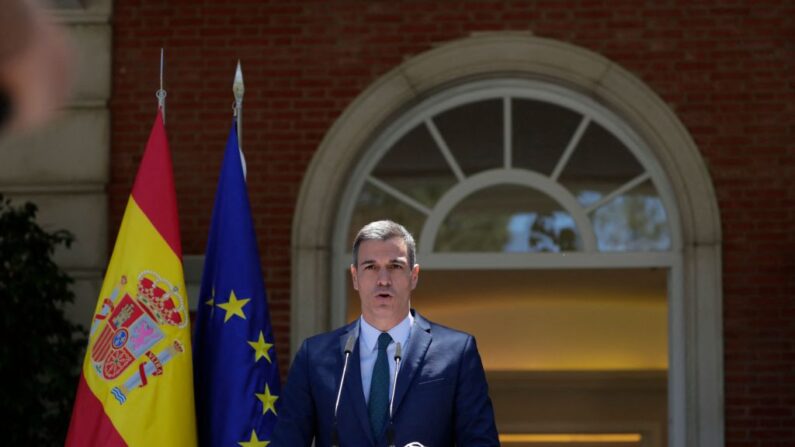 El presidente del Gobierno español, Pedro Sánchez, hace una declaración en el Palacio de la Moncloa en Madrid, España, el 18 de mayo de 2021. (Manu Fernández/POOL/AFP vía Getty Images)