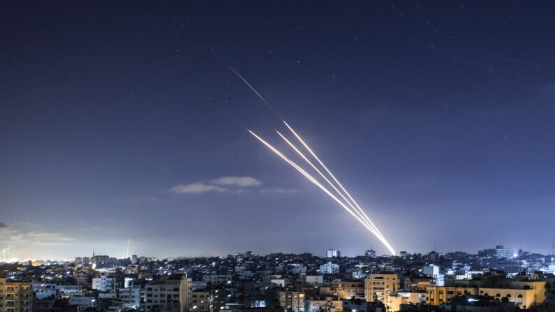 Lanzamiento de cohetes hacia Israel desde la ciudad de Gaza, controlada por el grupo terrorista islamista palestino Hamás, el 18 de mayo de 2021. (Mahmud Hams/AFP vía Getty Images)