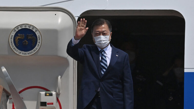 El presidente de Corea del Sur, Moon Jae-in, saluda desde la escalerilla de su avión mientras parte hacia Estados Unidos en la Base Aérea de Seúl en Seongnam, al sur de Seúl (Corea del Sur), el 19 de mayo de 2021. (Jung Yeon-je / AFP vía Getty Images)