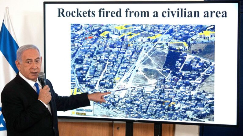 El primer ministro israelí, Benjamin Netanyahu, gesticula mientras muestra una presentación de diapositivas durante una sesión informativa a los embajadores en Israel en la base militar de Hakirya en Tel Aviv, Israel, el 19 de mayo de 2021. (Sebastian Scheiner / POOL / AFP vía Getty Images)