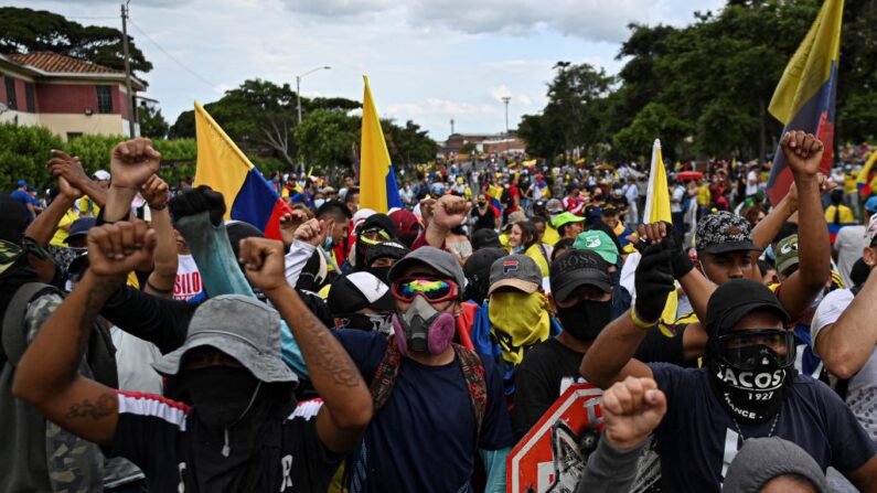 Manifestantes participan en una nueva protesta contra el gobierno del presidente Iván Duque, en Cali, Colombia, el 19 de mayo de 2021. (Luis Robayo/AFP vía Getty Images)