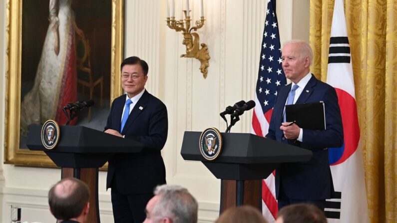 El presidente de Estados Unidos, Joe Biden (d), y el presidente de Corea del Sur, Moon Jae-in, participan en una conferencia de prensa en la Sala Este de la Casa Blanca en Washington, DC, el 21 de mayo de 2021. (Brendan Smialowski/AFP vía Getty Images)