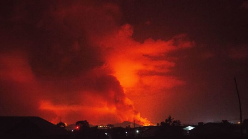 Esta vista general tomada el 22 de mayo de 2021 en Goma, en el este de la República Democrática del Congo, muestra las llamas que salen del volcán Nyiragongo. (Moses Sawasawa / AFP vía Getty Images)