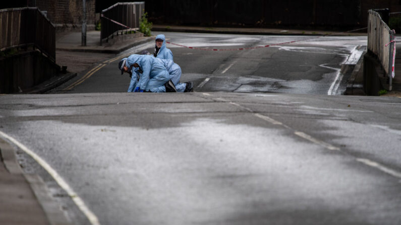 Los agentes forenses de la policía realizan una búsqueda minuciosa de pruebas, en Consort Road, mientras investigan el ataque que sufrió Sasha Johnson, el 24 de mayo de 2021, en Londres, Inglaterra. (Chris J Ratcliffe/Getty Images)