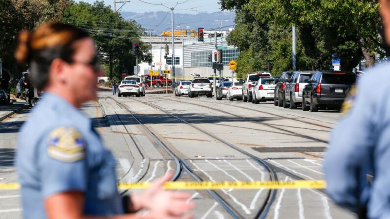 Los equipos de emergencia se reúnen en la escena de un tiroteo en el que se informó de la muerte de nueve personas, incluido el tirador, el 26 de mayo de 2021 en el San Jose Railyard en San José, California (EE.UU.). (Amy Osborne / AFP vía Getty Images)