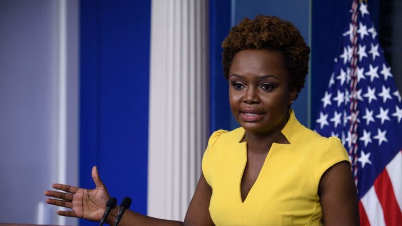 La secretaria de prensa adjunta de la Casa Blanca, Karine Jean-Pierre,habla durante una rueda de prensa en la Sala Brady de la Casa Blanca, en Washington, el 26 de mayo de 2021. (NICHOLAS KAMM/AFP vía Getty Images)