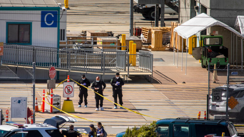 Los investigadores trabajan en la escena de un tiroteo masivo en el patio del tren ligero de la Autoridad de Transporte del Valle (VTA) el 26 de mayo de 2021 en San José, California (EE.UU.). (Philip Pacheco/Getty Images)
