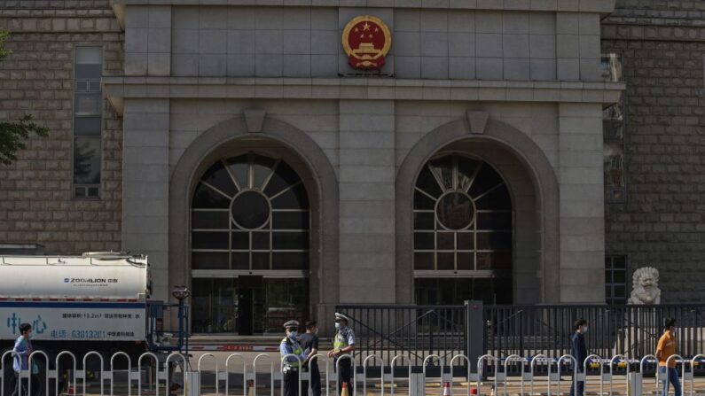 Agentes de policía en el exterior del Segundo Tribunal Popular Intermedio de Beijing antes del juicio contra el académico australiano Yang Jun, también conocido como Yang Hengjun, por cargos de espionaje, en Beijing (China), el 27 de mayo de 2021. (Nicolas Asfouri/ AFP vía Getty Images)