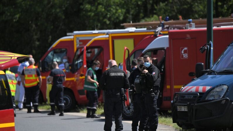 Los gendarmes permanecen cerca de los vehículos de los bomberos después de que una policía municipal fuera atacada con un cuchillo el 28 de mayo de 2021, en La Chapelle-sur-Erdre, cerca de Nantes, oeste de Francia. (Loic Venance / AFP vía Getty Images)