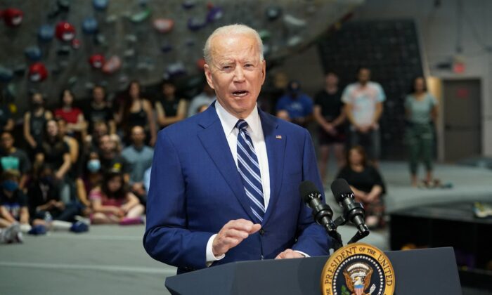 El presidente Joe Biden habla en los centros de escalada Sportrock en Alexandria, Virginia, el 28 de mayo de 2021. (Mandel Ngan/AFP vía Getty Images)