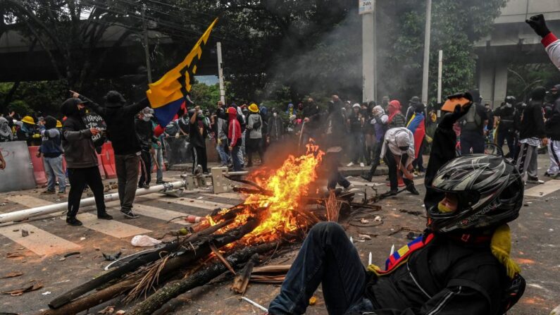 Manifestantes bloquean una carretera con una hoguera durante una nueva protesta contra el Gobierno en Medellín, Colombia, el 28 de mayo de 2021. (Joaquin Sarmiento/AFP vía Getty Images)