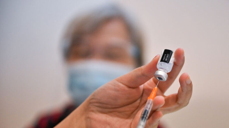 Un personal médico se prepara para administrar una dosis de la vacuna contra el coronavirus COVID-19 de Pfizer/BioNTechen el Centro Internacional de Comercio y Exposiciones de Malasia en Kuala Lumpur el 31 de mayo de 2021. (MOHD RASFAN/AFP vía Getty Images)
