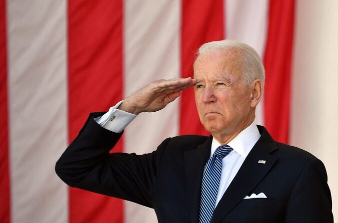 El presidente de Estados Unidos, Joe Biden, saluda antes de pronunciar un discurso en la 153ª Ceremonia Conmemorativa del Día Nacional de la Recordación en el Cementerio Nacional de Arlington en Arlington, Virginia, el 31 de mayo de 2021. (MANDEL NGAN/AFP vía Getty Images)