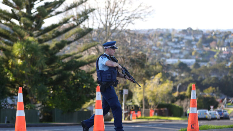 En una foto de archivo, la policía neozelandesa vigila Reynella Drive el 19 de junio de 2020 en Auckland, Nueva Zelanda. (Hannah Peters/Getty Images)