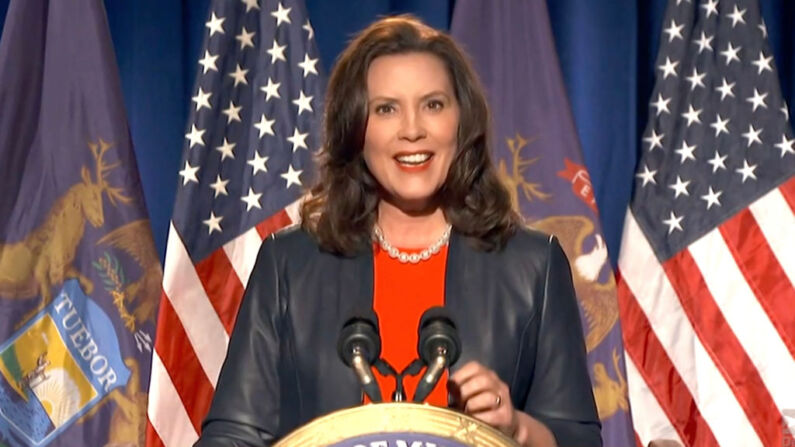 La gobernadora de Michigan, Gretchen Whitmer, se dirige a la Convención Nacional Demócrata de 2020 en modo virtual, el 17 de agosto de 2020. Captura de pantalla de la transmisión en vivo. (Handout/DNCC a través de Getty Images)