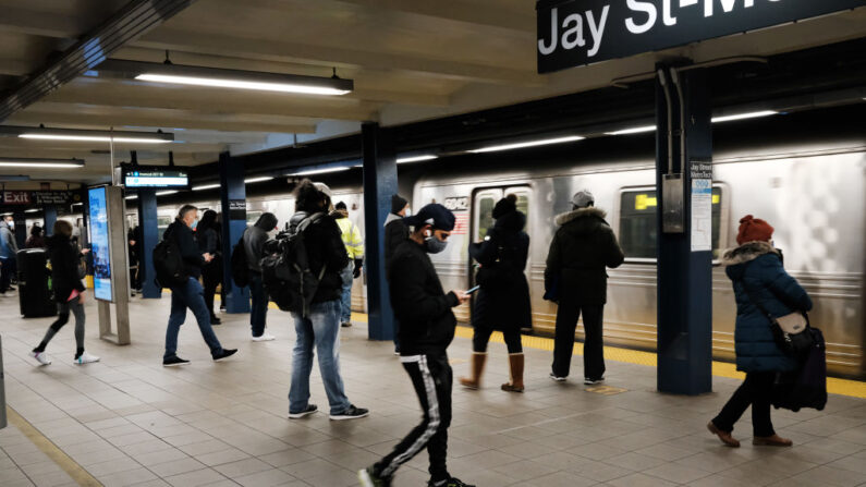 La gente espera un tren subterráneo en una estación de Brooklyn el 18 de noviembre de 2020 en la ciudad de Nueva York (EE.UU.). (Spencer Platt/Getty Images)