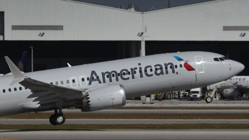  El vuelo 718 de American Airlines, un Boeing 737 Max, despega del Aeropuerto Internacional de Miami de camino a Nueva York el 29 de diciembre de 2020 en Miami, Florida. (Joe Raedle/Getty Images)