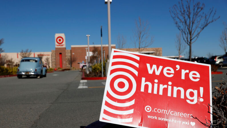  Un letrero de contratación es colocado frente a una tienda Target el 05 de febrero de 2021 en San Rafael, California. (Justin Sullivan/Getty Images)
