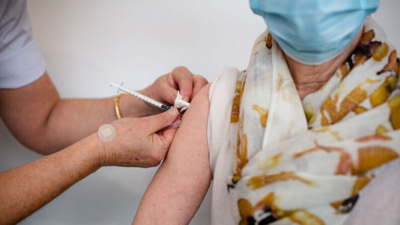 Una enfermera administra una dosis de la vacuna contra covid-19 en el centro de vacunación de Woluwe-Saint-Pierre, que administra principalmente la vacuna Oxford-AstraZeneca, el 18 de marzo de 2021 en Bruselas, Bélgica. (Jean-Christophe Guillaume/Getty Images)
