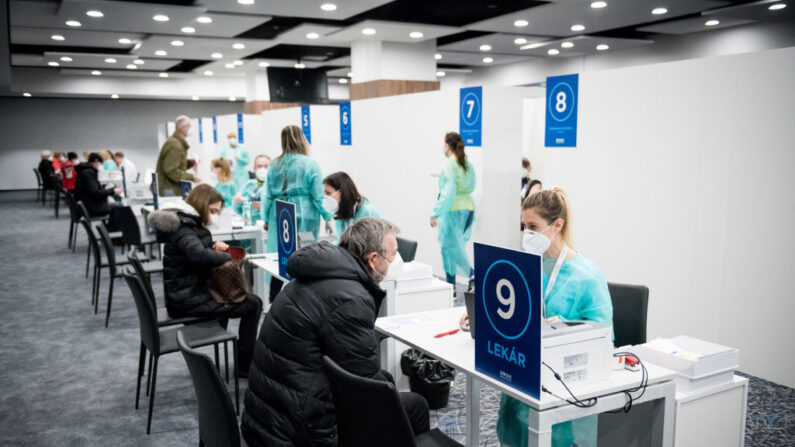 Las personas inscritas para recibir una vacuna contra covid-19 son entrevistadas por un médico y firman una exención antes de recibir la inyección de la vacuna el 21 de marzo de 2021 en Bratislava, Eslovaquia. (Robert Barca/Getty Images)