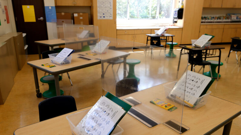 Divisores de plexiglás se colocan en las mesas de un aula de primer grado en la Escuela Primaria Bryant el 09 de abril de 2021 en San Francisco, California. (Justin Sullivan/Getty Images)