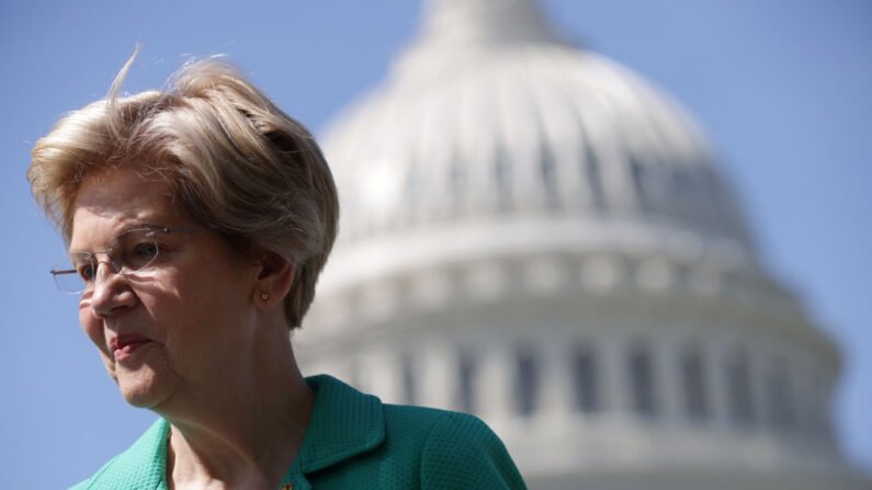La senadora Elizabeth Warren (D-MA) escucha durante una conferencia de prensa fuera del Capitolio de Estados Unidos el 27 de abril de 2021 en Washington, DC. (Alex Wong/Getty Images)