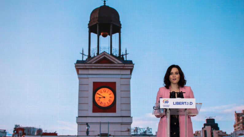 La candidata del Partido Popular (PP), Isabel Díaz Ayuso, habla en el escenario durante un mitin en el último día de campaña de cara a las elecciones regionales de Madrid, el 02 de mayo de 2021, en Madrid, España. (Pablo Blazquez Dominguez/Getty Images)