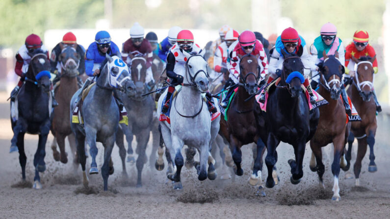 Medina Spirit # 8, montado por el jockey John Velázquez, lidera el campo hasta el primer turno durante la 147a carrera del Derby de Kentucky en Churchill Downs el 1 de mayo de 2021 en Louisville, Kentucky. (Foto de Sarah Stier / Getty Images)