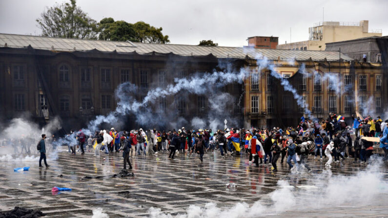 Manifestantes chocan con la policía antidisturbios en la Plaza Bolívar durante la huelga nacional el 5 de mayo de 2021 en Bogotá, Colombia. (Guillermo Legaria/Getty Images)