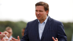 DeSantis firma presupuesto de 101,000 millones con 550 millones para aumentos salariales a profesores