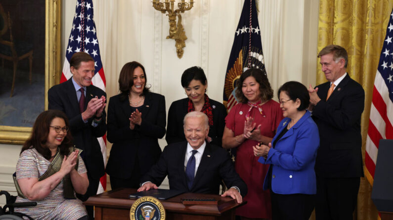 El presidente de EE. UU., Joe Biden, sonríe después de firmar la Ley de Delitos de Odio COVID-19, mientras (de izquierda a derecha) la senadora Tammy Duckworth (D-IL), el senador Richard Blumenthal (D-CT), la vicepresidenta Kamala Harris, la representante Judy Chu (D-CA) y el representante Don Beyer (D-VA) aplauden en la Sala Este de la Casa Blanca el 20 de mayo de 2021 en Washington, DC. (Foto de Anna Moneymaker/Getty Images)
