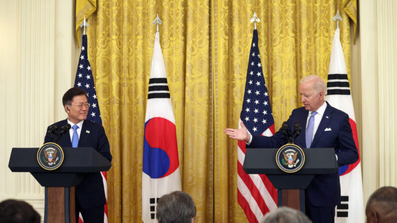 El presidente Joe Biden (D) y el presidente surcoreano Moon Jae-in participan en una conferencia de prensa conjunta en la Sala Este de la Casa Blanca en Washington el 21 de mayo de 2021. (Anna Moneymaker/Getty Images)