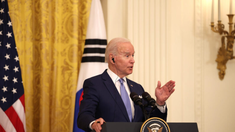 El presidente de Estados Unidos, Joe Biden, habla durante una conferencia de prensa conjunta con el presidente de Corea del Sur, Moon Jae-in, en el Salón Este de la Casa Blanca en Washington, el 21 de mayo de 2021. (Anna Moneymaker/Getty Images)