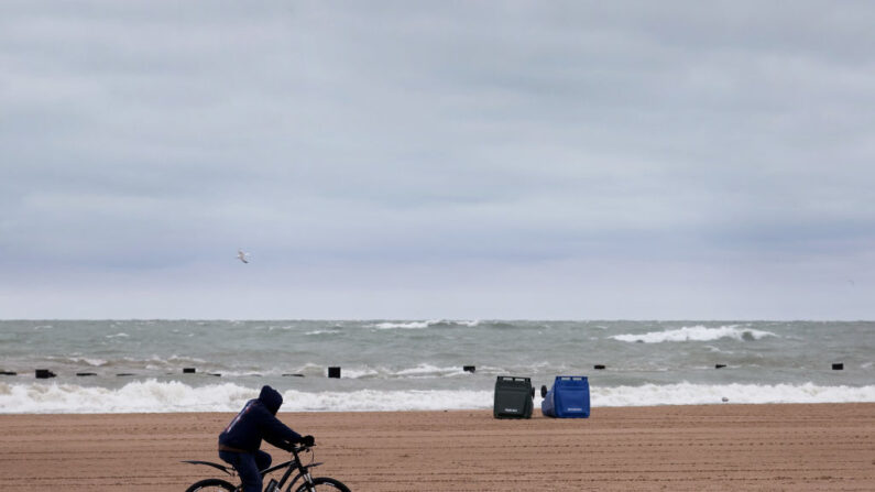 Un ciclista a lo largo de North Avenue Beach el 28 de mayo de 2021 en Chicago, Illinois. (Scott Olson/Getty Images)