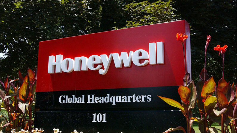 Un cartel de Honeywell se muestra el 28 de junio de 2001 fuera de sus oficinas en Murray Hill, NJ. (Spencer Platt/Getty Images)