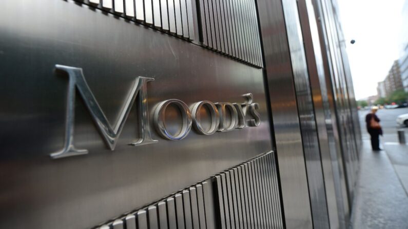 Un letrero de la firma de calificación Moody's se encuentra frente a la sede de la compañía en Nueva York en esta foto de archivo. (EMMANUEL DUNAND/AFP a través de Getty Images)