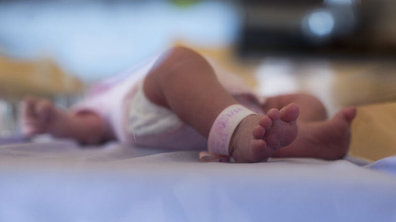 Una imagen muestra los pies de un recién nacido. (Fred Dufour / AFP vía Getty Images)