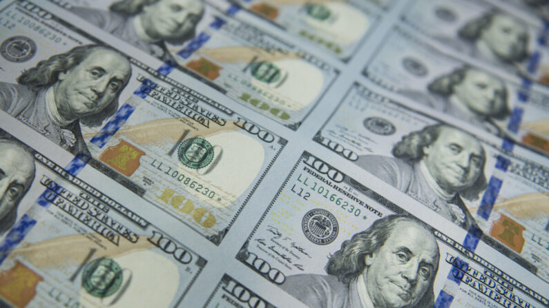 A los nuevos billetes de 100 dólares se les aplica un número de serie y un sello de la Reserva Federal en la Instalación de Moneda Occidental de la Oficina de Grabado e Impresión de Estados Unidos, en Fort Worth, Texas, el 11 de octubre de 2013. (Brendan Smialowski/AFP vía Getty Images)