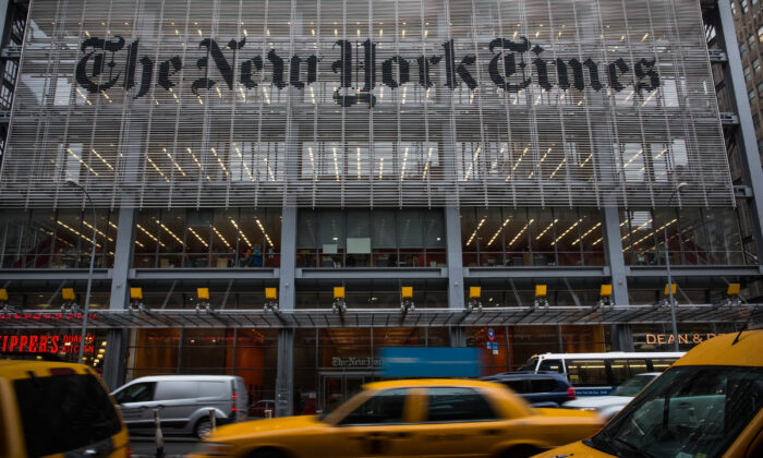 Varios vehículos pasan por delante de la sede del New York Times en la ciudad de Nueva York el 1 de octubre de 2014. (Andrew Burton/Getty Images)