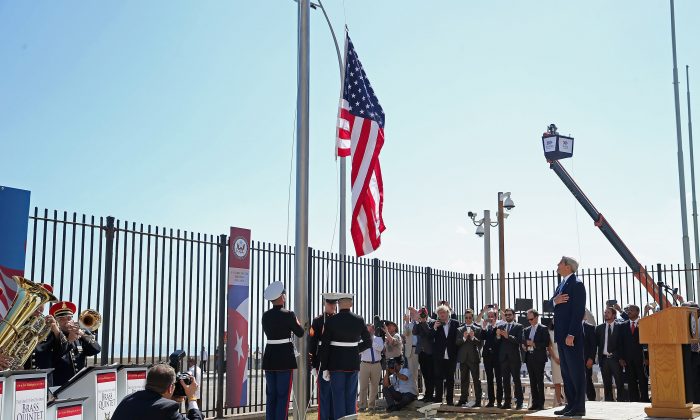 El secretario de Estado John Kerry (derecha) observa cómo los marines izan la bandera estadounidense en la embajada de Estados Unidos en La Habana, Cuba, el 14 de agosto de 2015. (Chip Somodevilla/Getty Images)
