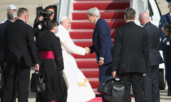 El Papa Francisco se despide del entonces secretario de Estado, John Kerry, cuando parte de Washington en ruta a la ciudad de Nueva York en la base conjunta Andrews, Maryland, el 24 de septiembre de 2015. (Patrick Smith/Getty Images)