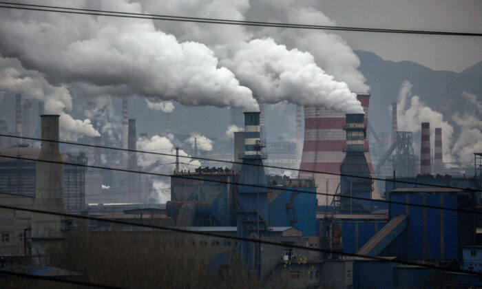 El humo sale de las chimeneas y de un generador de carbón en una fábrica de acero en la provincia de Hebei, en el norte de China, el 19 de noviembre de 2015. (Kevin Frayer/Getty Images)