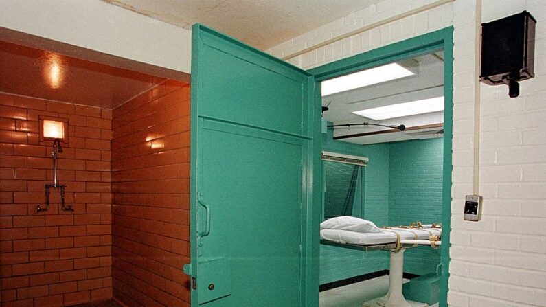 Foto de archivo que muestra la entrada a la "cámara de la muerte" (R) en la Unidad de Huntsville del Departamento de Justicia Penal de Texas, en Huntsville, Texas. (PAUL BUCK/AFP vía Getty Images)

