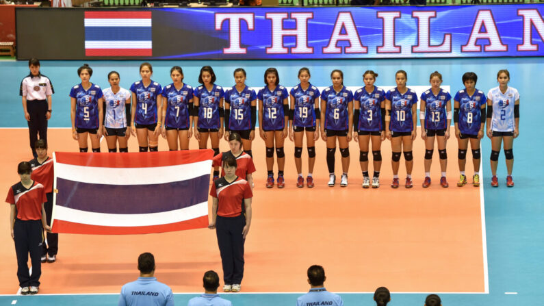Las jugadoras de Tailandia se alinean para el himno nacional antes del partido de la clasificación olímpica mundial femenina entre Tailandia y República Dominicana en el Tokyo Metropolitan Gymnasium en Tokio, Japón, el 14 de mayo de 2016. (Koki Nagahama/Getty Images)
