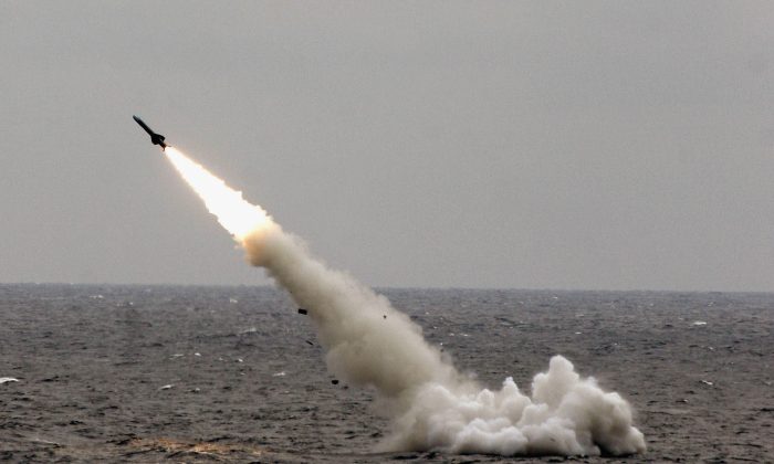Un submarino chino lanza un misil en un ejercicio de bloqueo en alta mar durante la tercera fase de los ejercicios militares conjuntos chino-rusos "Misión de Paz 2005", celebrado el 23 de agosto de 2005 cerca de la península china de Shandong. (China Photos/Getty Images)