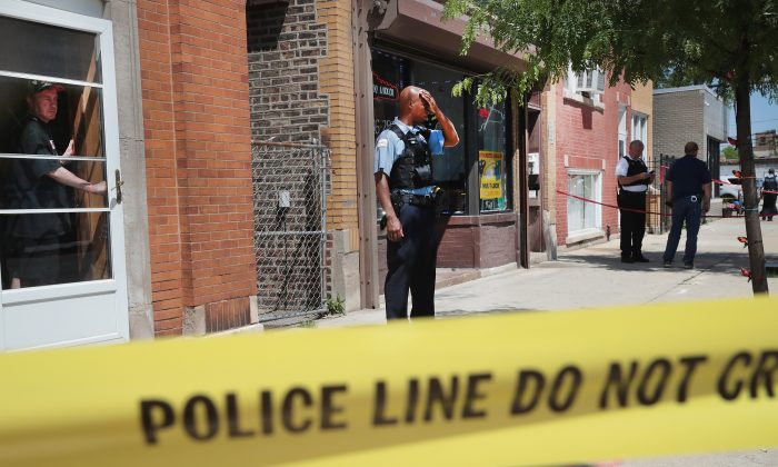 La policía investiga la escena de un crimen luego de que dos personas fueran baleadas en Chicago el 15 de junio. (Scott Olson/Getty Images)