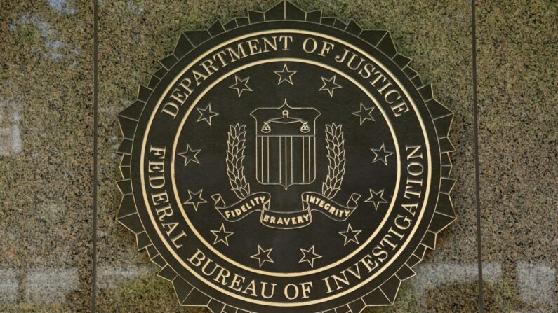 El sello del FBI se ve fuera del edificio de la sede en Washington, D.C., el 5 de julio de 2016. (YURI GRIPAS/AFP vía Getty Images)
