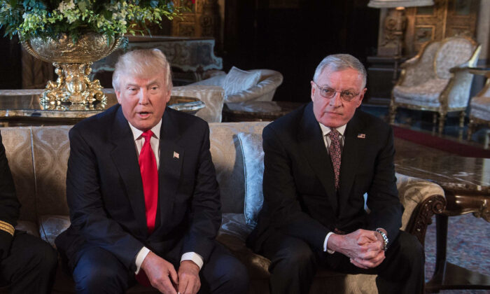 El entonces presidente Donald Trump (C) y Keith Kellogg (R) en una foto de archivo. (Nicholas Kamm/AFP vía Getty Images)