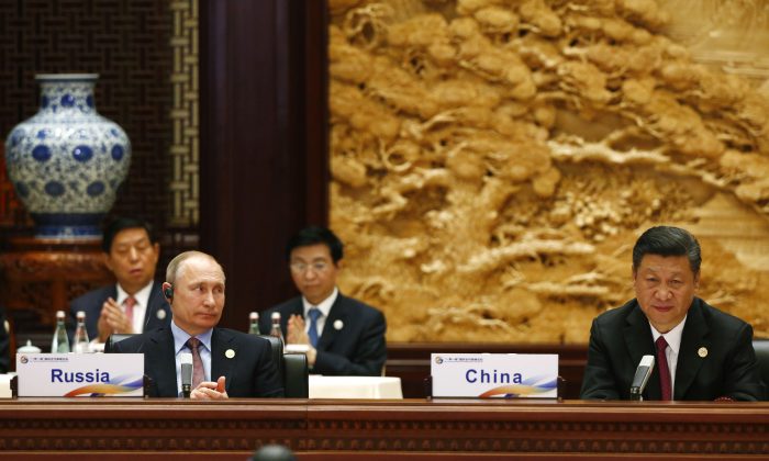 El presidente ruso, Vladímir Putin, y el líder chino, Xi Jinping, asisten a una cumbre en el Foro de la Franja y la Ruta en Beijing, China, el 15 de mayo de 2017. (Thomas Peter-Pool/Getty Images)