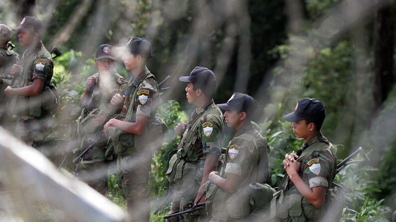 En una foto de archivo, soldados del Ejército de Guatemala toman el control de la cárcel de Pavoncito, en el municipio de Fraijanes, 35 km al este de Ciudad de Guatemala (Guatemala) después de un amotinamiento el 26 de enero de 2007. (Orlando Sierra/AFP via Getty Images)